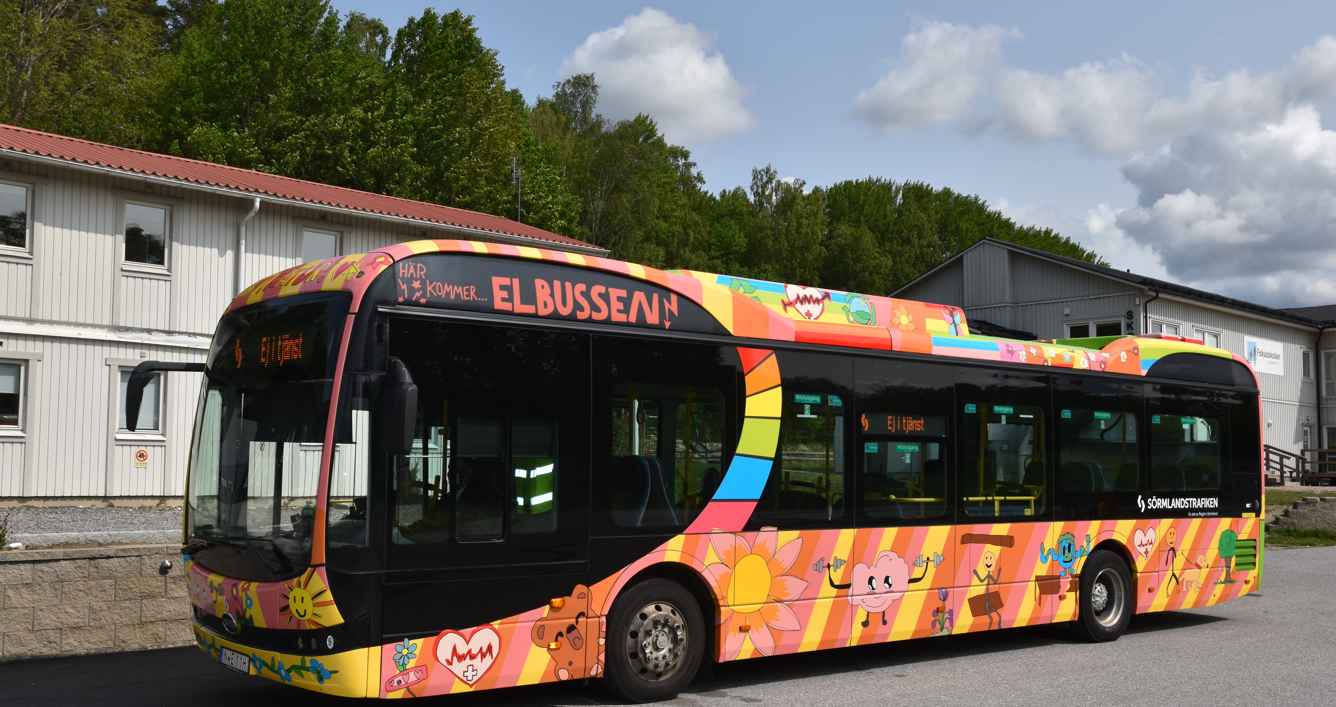Bilden föreställer den färgglada vinnarbussen som Fokusskolan klass 5 designat.