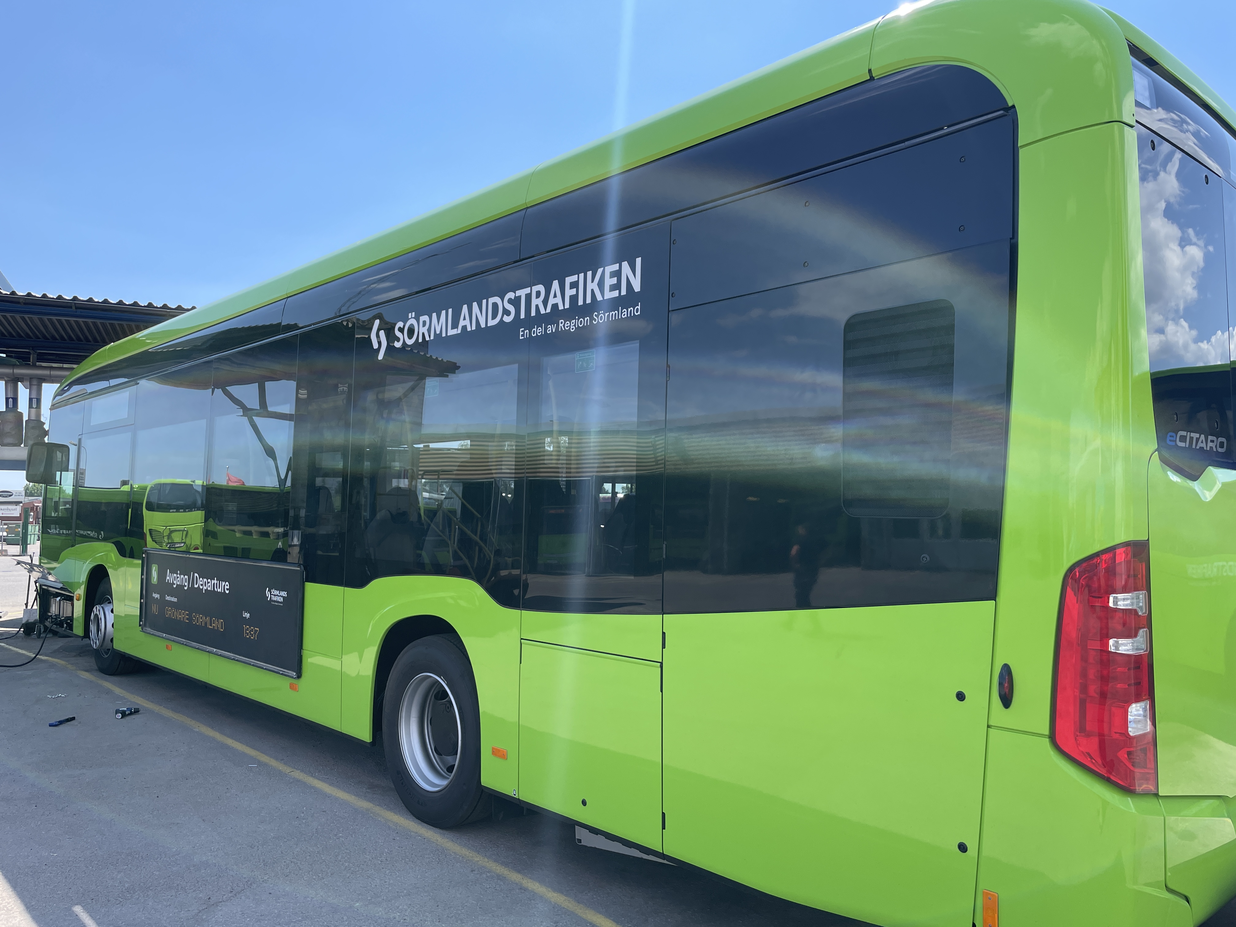 Bild på en av de nya gröna elbussarna som sätts i trafik i Nyköping.
