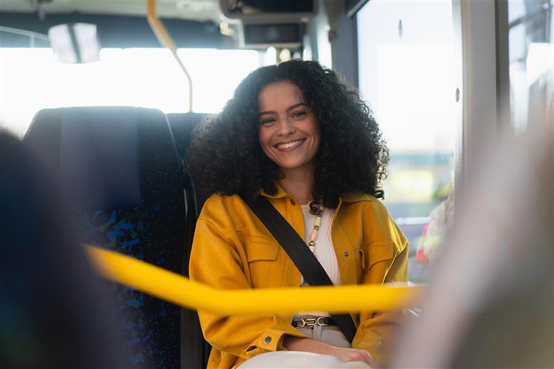 En glad resenär ombord på en av Sörmlandstrafikens bussar. 