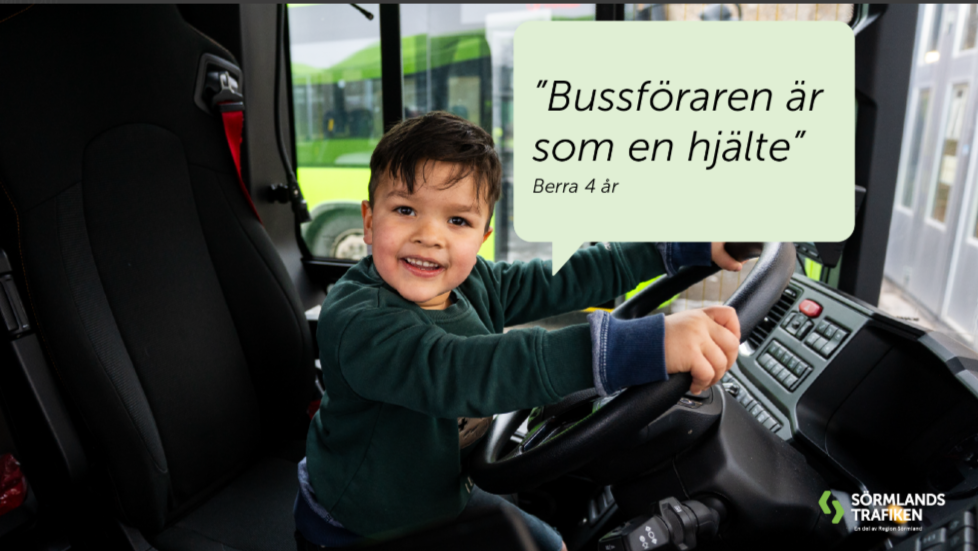 Bilden föreställer ett barn framme vid ratten på en av våra bussar. Bilden innehåller också texten i citat: "Bussföraren är som en hjälte", Berra 4 år.
