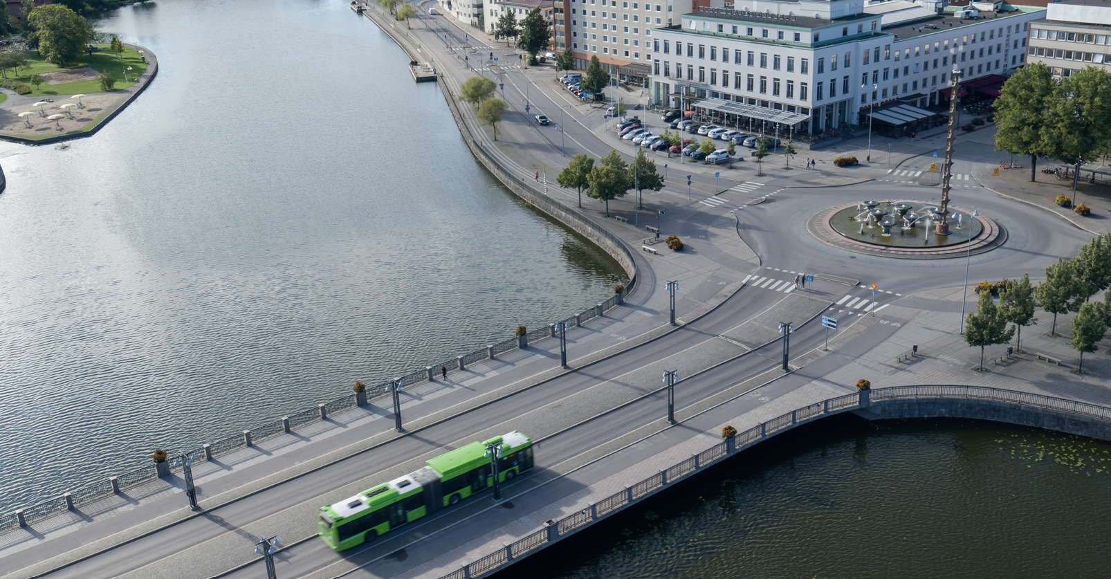 Bild på en av Sörmlandstrafikens gröna bussar ifrån fågelperspektiv ovanifrån.