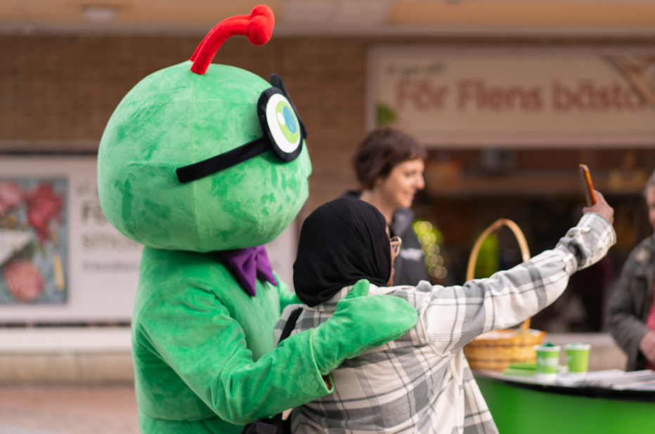 Sörmlandstrafkens maskot Busse tar en selife med en besökare. 