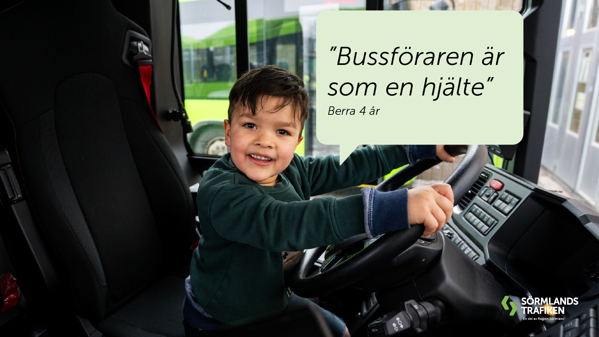 Bilden föreställer ett barn framme vid ratten på en av våra bussar. Bilden innehåller också texten i citat: "Bussföraren är som en hjälte", Berra 4 år. 