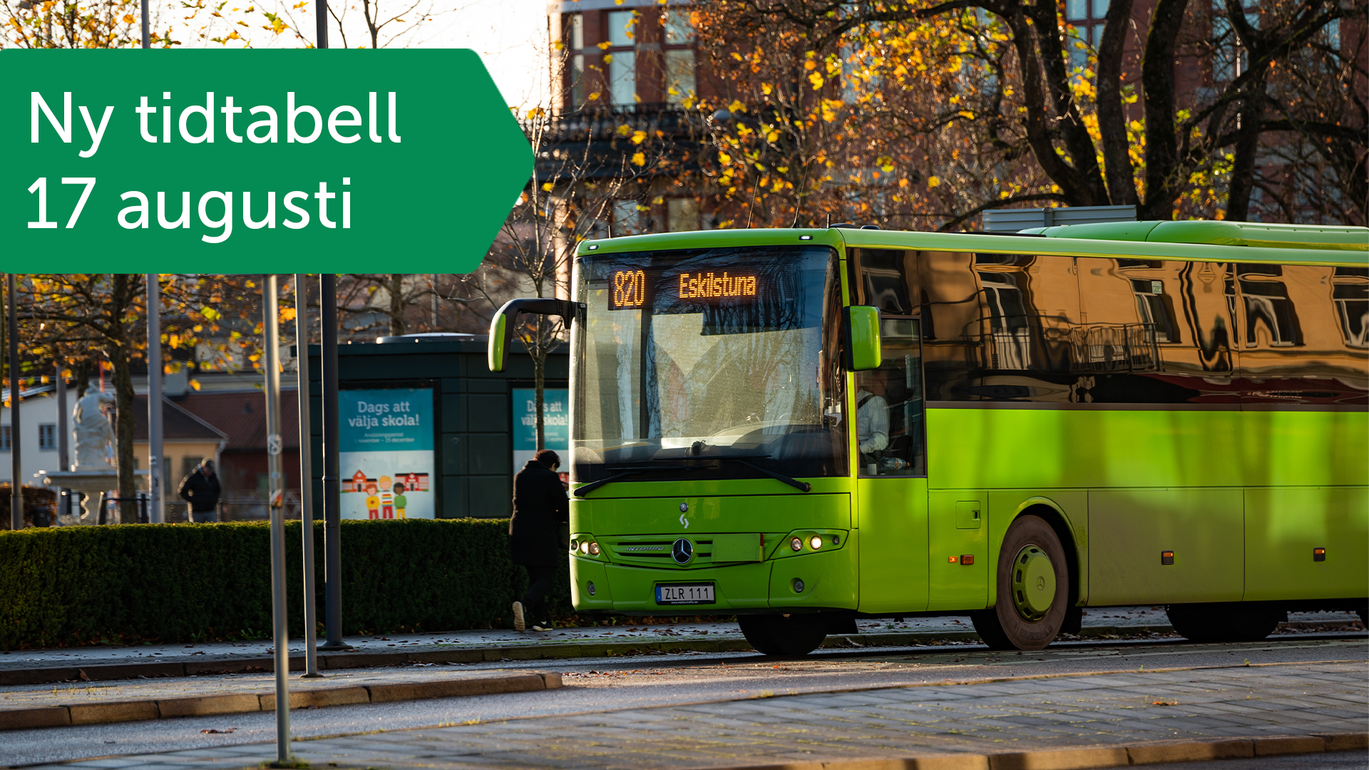 Bilden f&ouml;rest&auml;ller en av S&ouml;rmlandstrafikens gr&ouml;na bussar. Samt en ruta med texten "Ny tidtabell 17 augusti".
