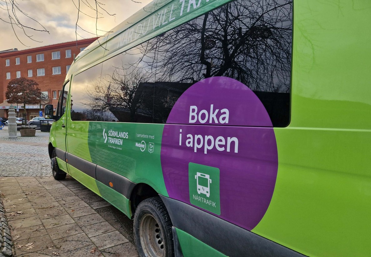 Den gr&ouml;na fordonet som k&ouml;r N&auml;r du vill trafiken. Fordonet har ocks&aring; texten "Boka i appen". 