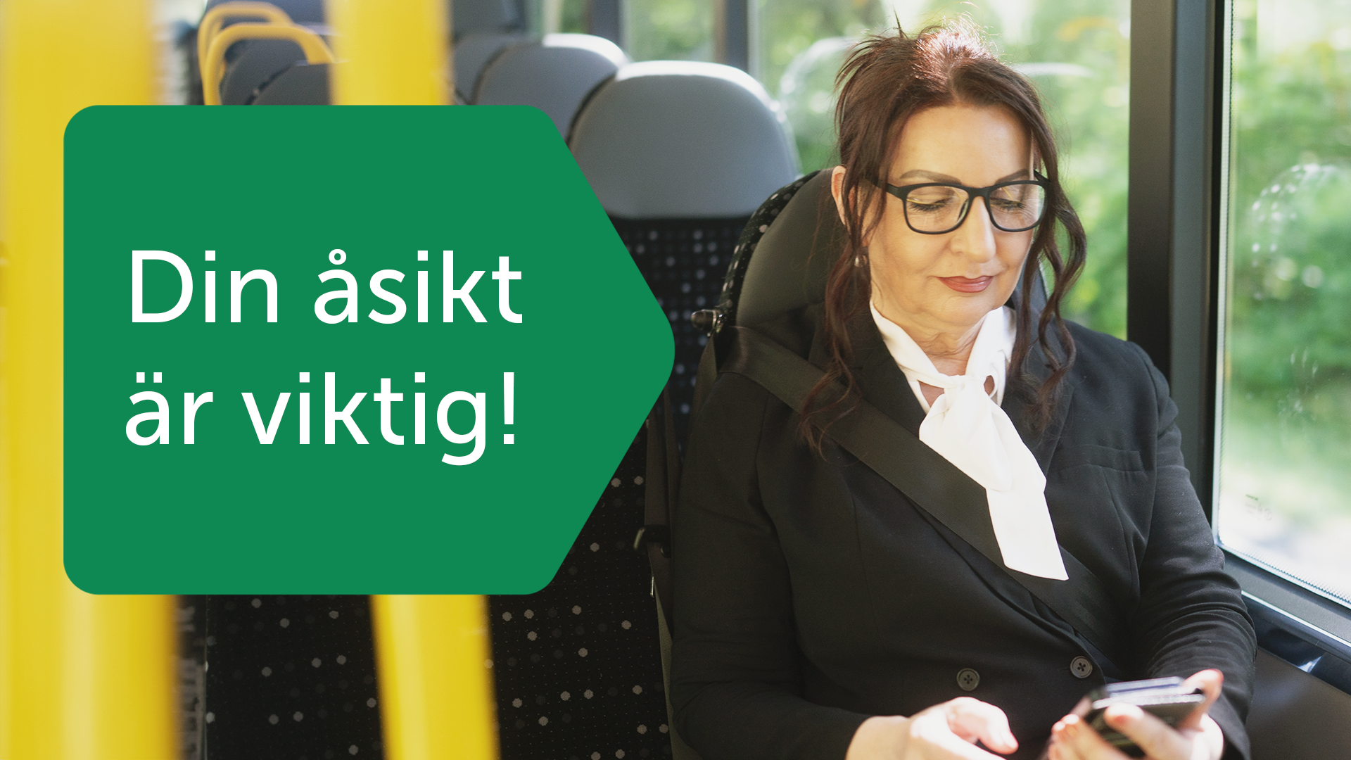 Bilden föreställer en kvinnlig resenär ombord på bussen med mobiltelefon i handen. I bilden står också texten: "Din åsikt är viktig!"