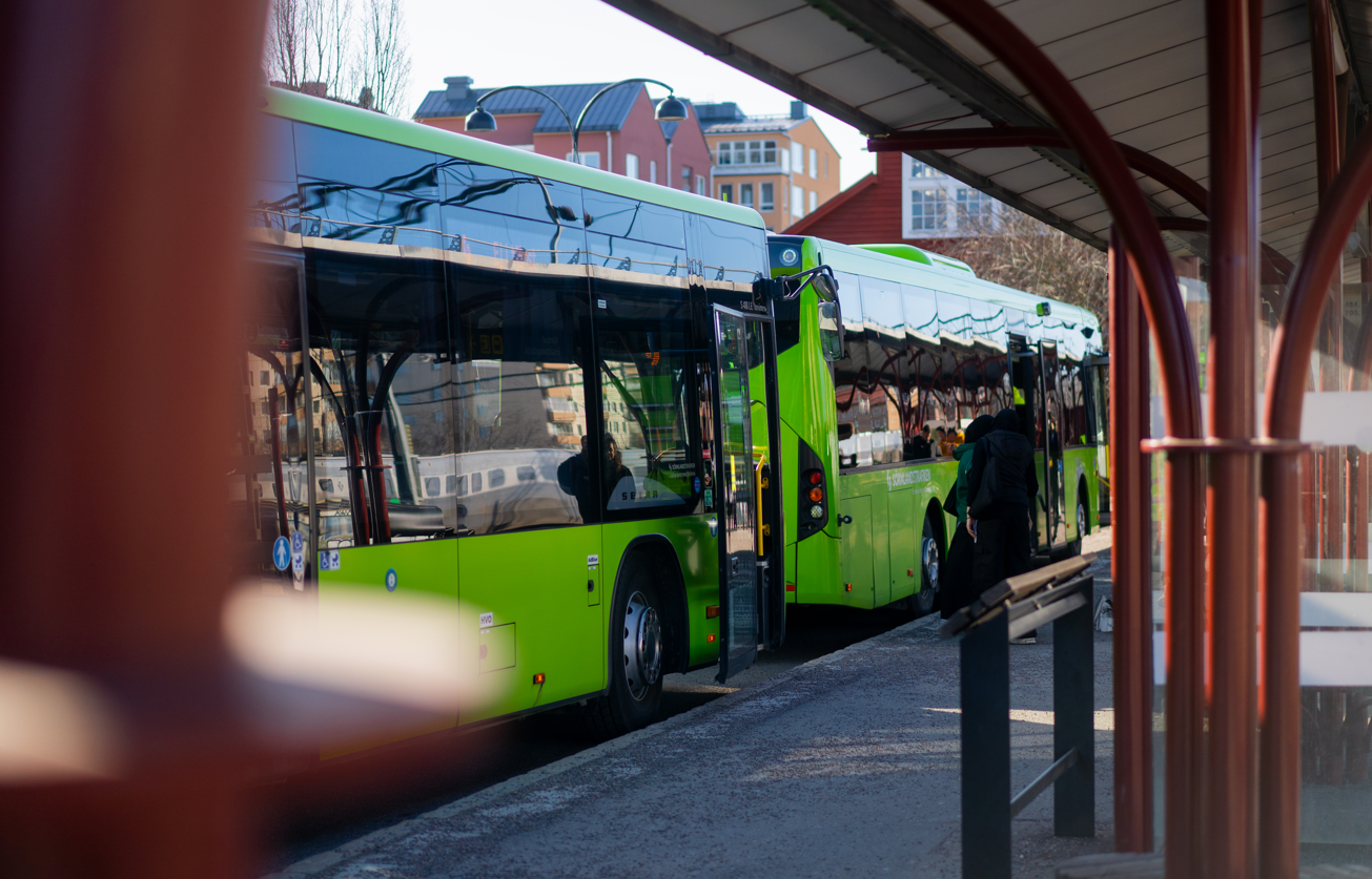 En buss framför en hållplats på Resecentrum i Katrineholm. 