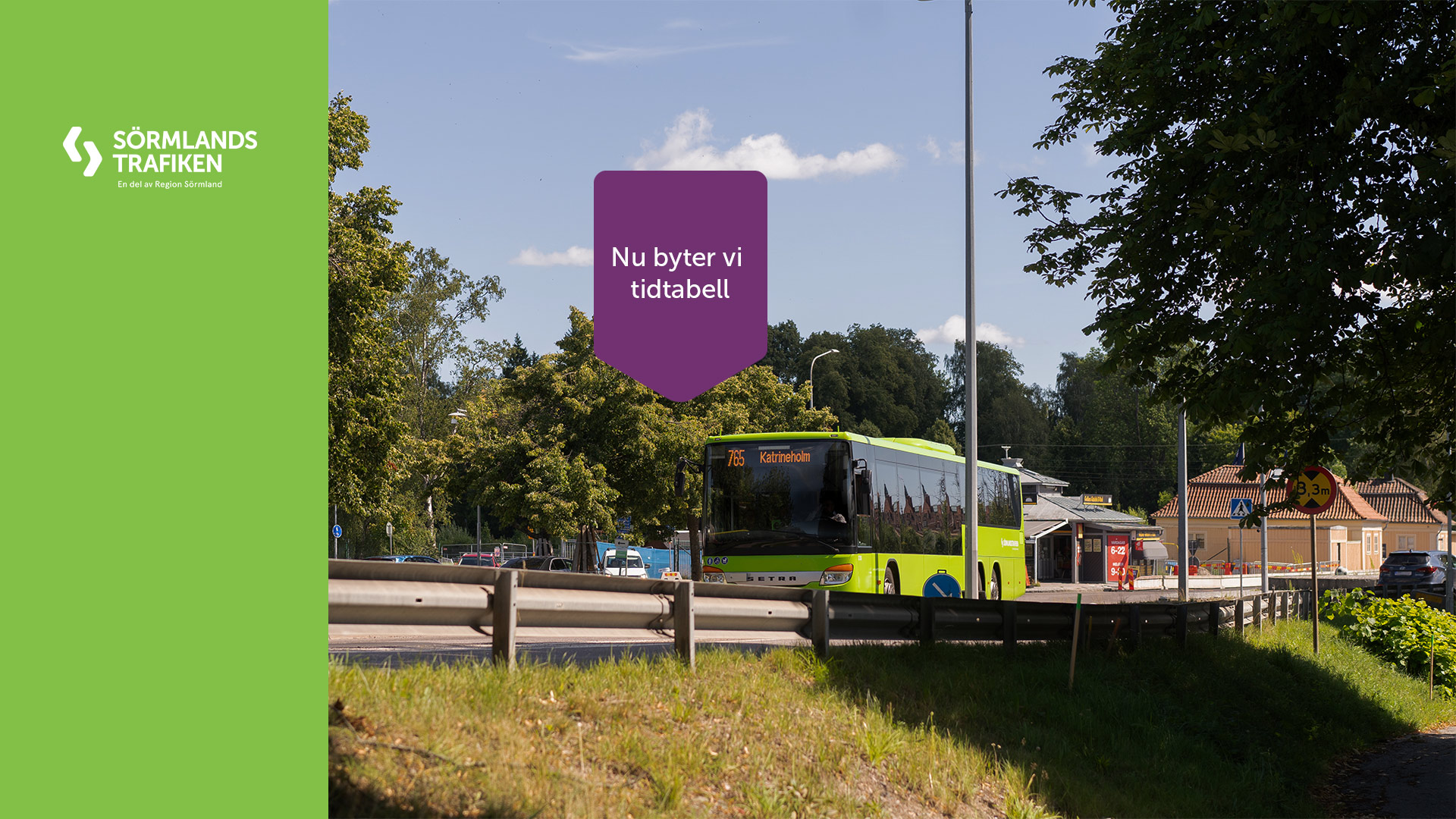 Bilden föreställer en av Sörmlandstrafikens gröna bussar i trafik. Bilden innehåller också texten "Nu byter vi tidtabell".