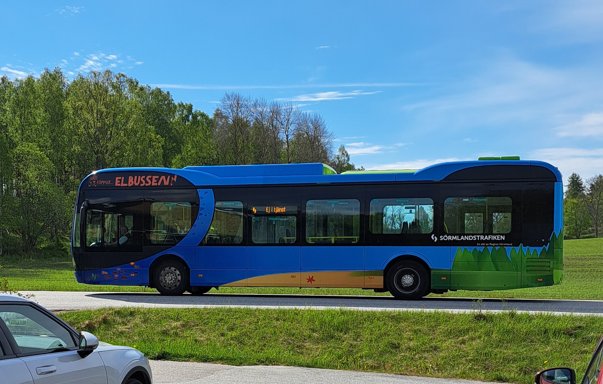 Den vinnande bussen med inslag av blågröna naturmiljöer i form av skog, strand och sjö. 